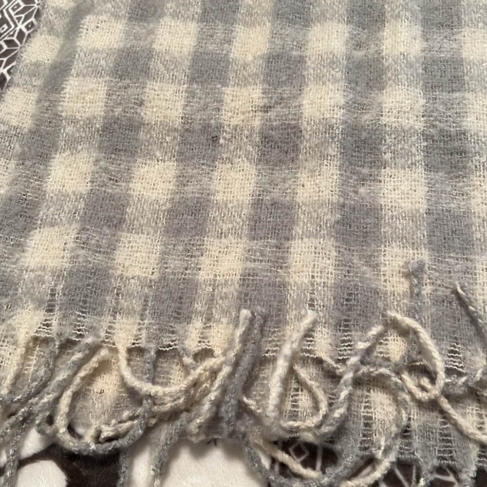 Loft Scarf/Wrap - Picture 3 of 3